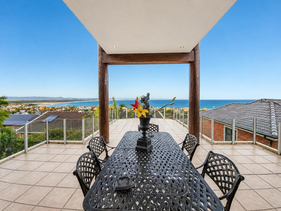 5 Bedroom Property for Sale in Wavecrest Eastern Cape
